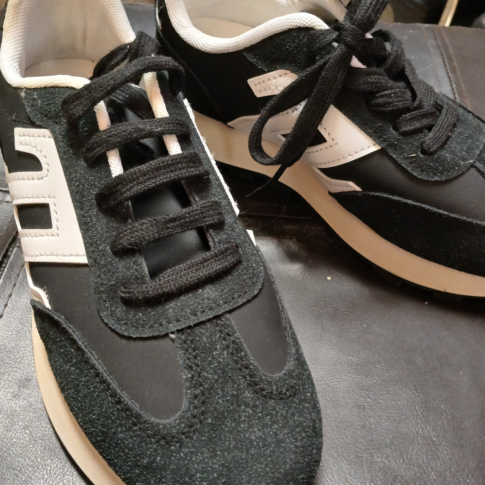 Yoki Womens Size 8 Tennis Shoes